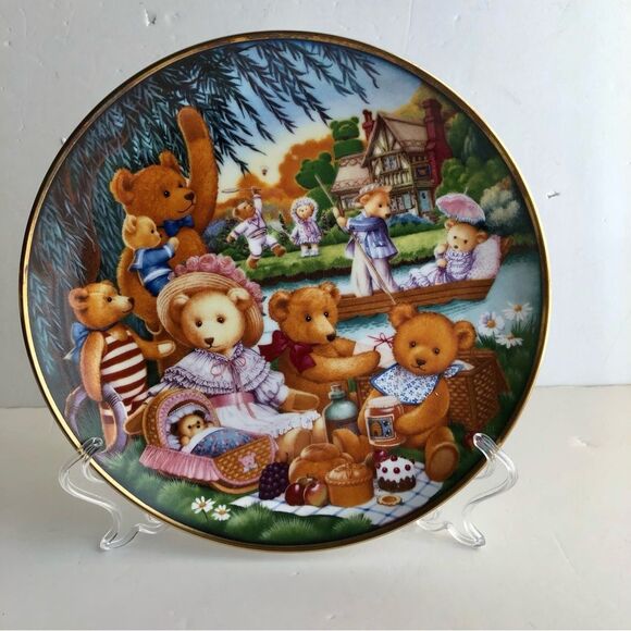 FRANKLIN MINT, TEDDY BEAR FAIR, FINE PORCELAIN 8" DIAMETER WITH GOLD TRIM - Picture 3 of 4